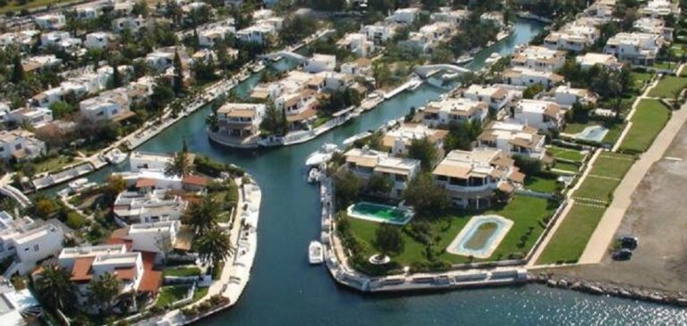 Η «Βενετία» της Ελλάδας: Το «χωριό» που δεν έχει δρόμους αλλά κανάλια, βίλες, σκάφη, πισίνες