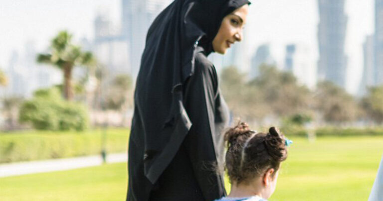 5χρονη χριστιανή υιοθετήθηκε από μουσουλμάνους που της φόρεσαν μπούρκα