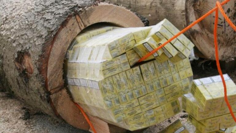 Ρουμάνοι λαθρέμποροι κρύβουν τα τσιγάρα μέσα σε κορμούς δέντρων και σε τρύπες αυτοκινήτων