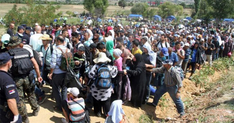 Η κυβέρνηση χαρίζει κρατική γη και δουλειά σε μετανάστες για να μην αποτελούν κίνδυνο