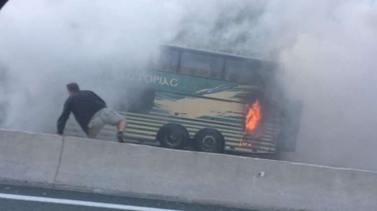 H στιγμή που λεωφορείο των ΚΤΕΛ Καστοριάς τυλίγεται στις φλόγες στην Εγνατία Οδό