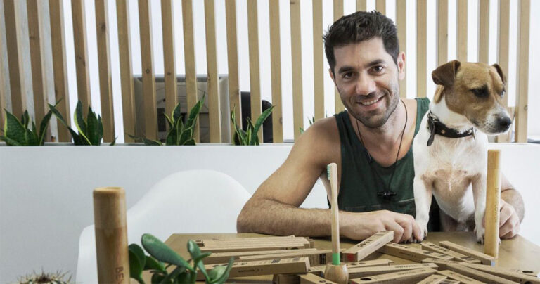 Η απίθανη ιστορία του επίμονου Έλληνα που έφτιαξε οδοντόβουρτσες από μπαμπού