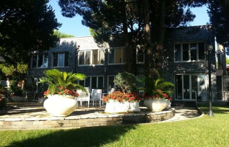 Πώς είναι μια βίλα στην Αλβανία που πωλείται για 5 εκατ. ευρώ