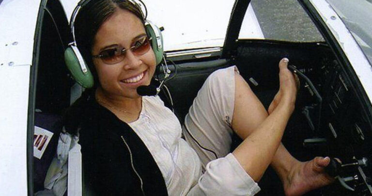 Γυναίκα χωρίς χέρια οδηγεί για πρώτη φορά στην ιστορία αεροπλάνο