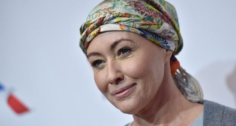 Μετά τις χημειοθεραπείες η Σάνεν Ντόχερτι δείχνει περήφανα τα νέα μαλλιά της