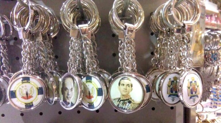 Στα ΚΤΕΛ της Τρίπολης πωλούνται μπρελόκ της Χούντας