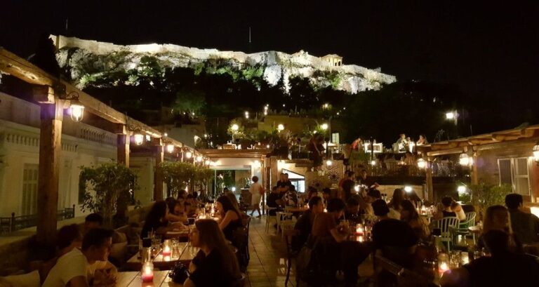 H ταράτσα στην Πλάκα που έχεις όλη την Αθήνα στο πιάτο σου