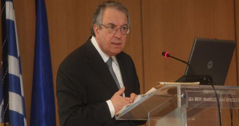 Μπαμπινιώτης για σημαιοφόρους με κλήρωση: Καταστρατηγείται το «Αιέν αριστεύειν»
