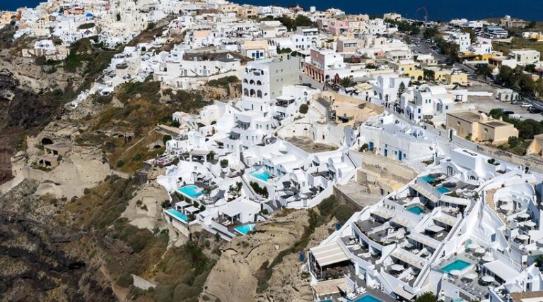 Στο σημείο μηδέν η Σαντορίνη – Διχάζει πλούσιους και φτωχούς –