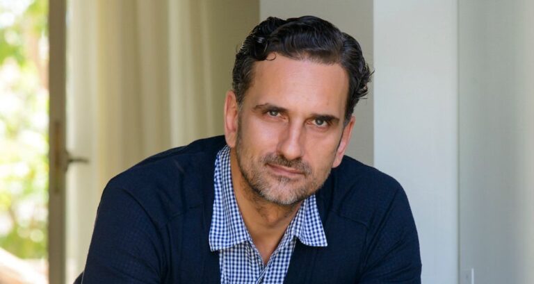 Νίκος Ψαρράς: «Νίκος Ψαρράς: Στις πρώτες οντισιόν πήγα με κουστουμάκι και γραβατούλα. Γέλασαν αλλά με πήραν»