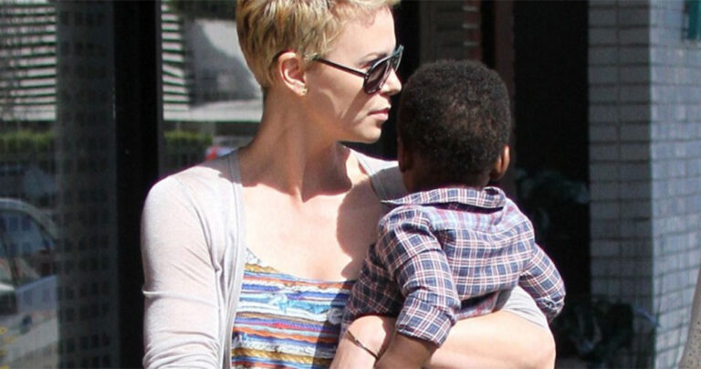 Σάλος με τη Σαρλίζ Θερόν επειδή ντύνει τον γιο της με κοριτσίστικα ρούχα