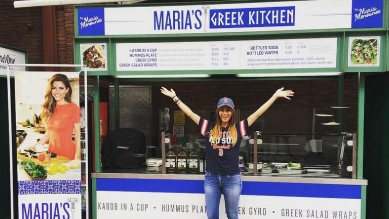 Η Μαρία Μενούνος άνοιξε ελληνική καντίνα στη Βοστώνη μετά το πρόβλημα υγείας της