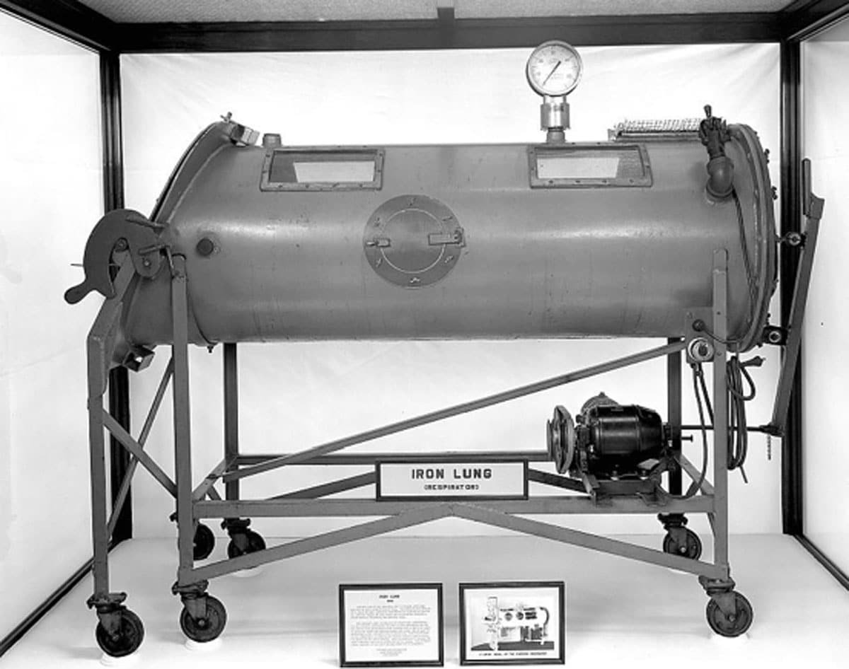 Аппарат ИВЛ железные легкие. Iron lung медицинский аппарат. 70 лет в железном легком