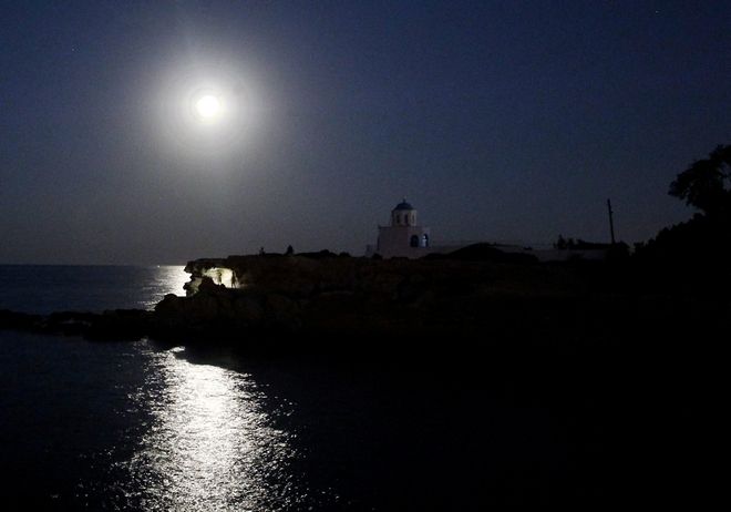 Φωτογραφίες από την χθεσινή μαγευτική πανσέληνο και έκλειψη 13 c0f601c9c335a4749094f6d0a11bc46e
