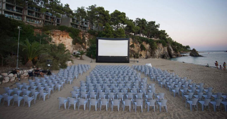 Οι παραλίες της Κεφαλονιάς μετατρέπονται σε ένα απέραντο θερινό σινεμά