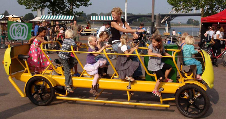 Λεωφορεία που κινούνται με πεντάλ πάνε τα παιδιά στο σχολείο στην Ολλανδία