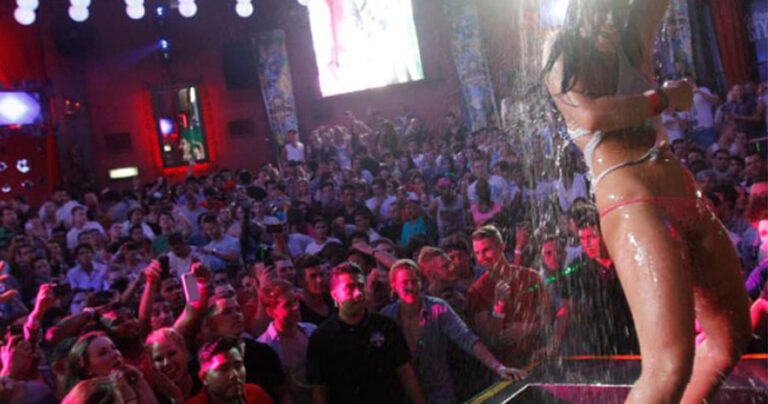 Τα τουριστικά πακέτα που υπόσχονται «Σόδομα και Γόμορα» στα ελληνικά νησιά