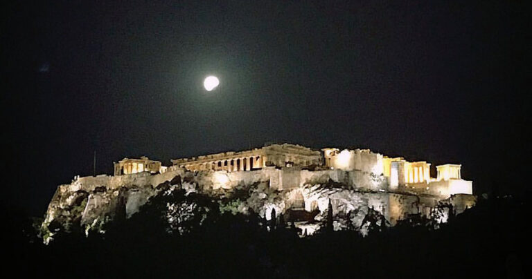 Φωτογραφίες από την χθεσινή μαγευτική πανσέληνο και έκλειψη