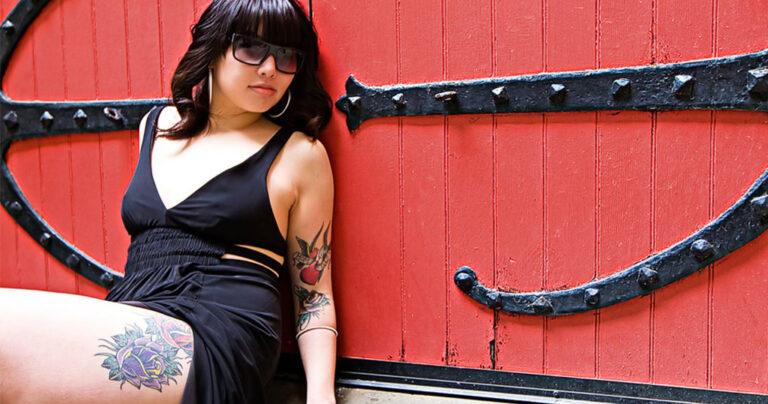 Η κοπέλα μου αν και κούκλα ντύνεται σαν τσιρκολίκι και με κάνει παντού ρεζίλι. Τι πρέπει να κάνω;