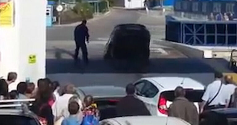 Οδηγός νόμισε πως το πλοίο έχει φτάσει στο λιμάνι κι έπεσε με το αυτοκίνητο στη θάλασσα