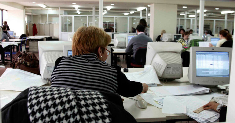 Καλύτεροι μισθοί στο Δημόσιο κατά 15% από τον ιδιωτικό τομέα στην Ελλάδα