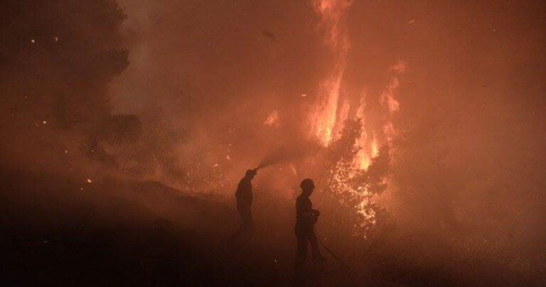 Η νύχτα έγινε μέρα στον Κάλαμο φωτογραφίες και βίντεο από την καταστροφική πυρκαγιά