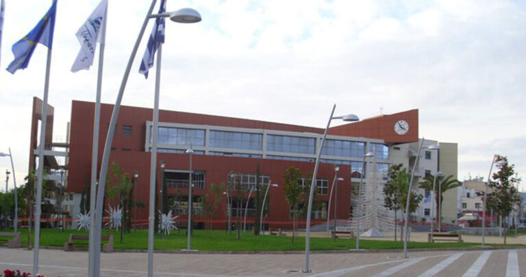 Ο Δήμος Περιστερίου στηρίζει τις μόνες μητέρες και τις μητέρες ακραίας φτώχειας με δωρεάν είδη