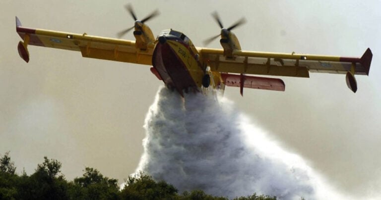 Με 6 Καναντέρ προσπαθούν να σβήσουν 91 φωτιές σε όλη την Ελλάδα