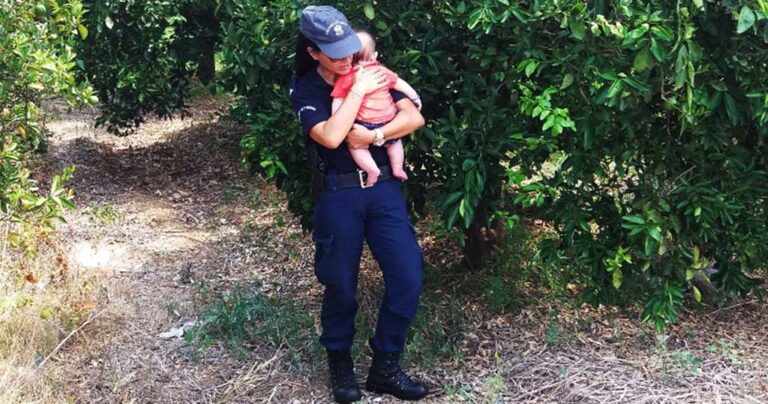 Αστυνομικός στο Ναύπλιο ηρεμεί με αγκαλιά μωρό μετά από τροχαίο