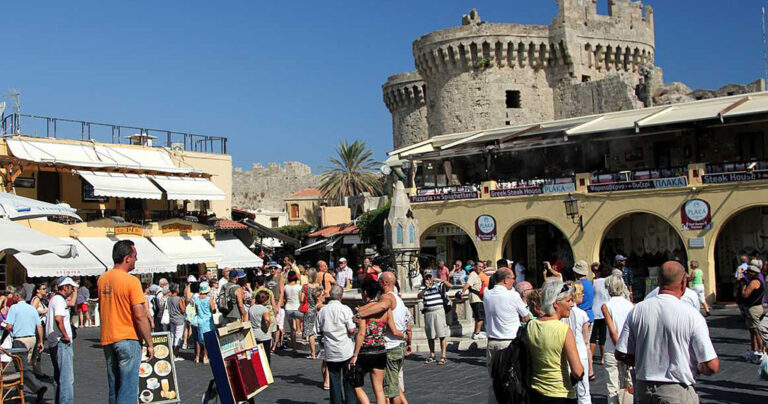 Κομπίνες μεγάλης φοροδιαφυγής σε ελληνικά ξενοδοχεία – Τους πρόδωσε το ηλεκτρονικό booking