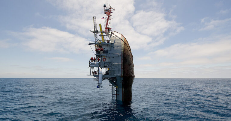 Το πλοίο που μπορεί να γύρει σε κατακόρυφη θέση χωρίς να βουλιάξει