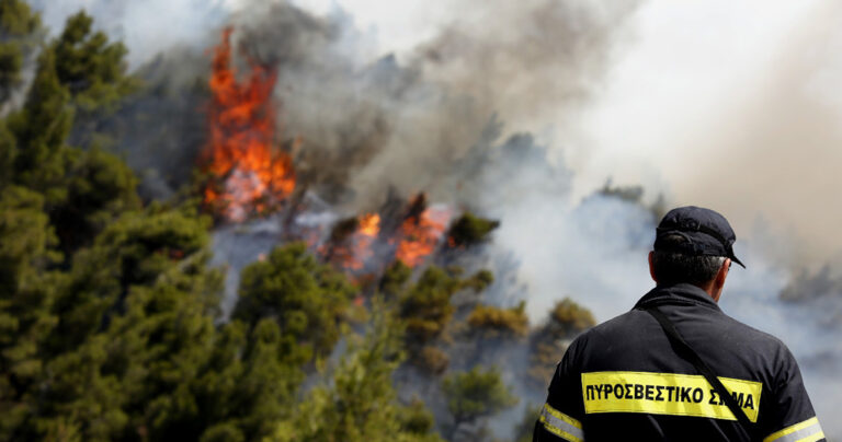 Να ενημερώσει το Μαξίμου πού έκανε διακοπές ο πρωθυπουργός ενώ ήταν σε εξέλιξη οι πυρκαγιές ζητά η ΝΔ