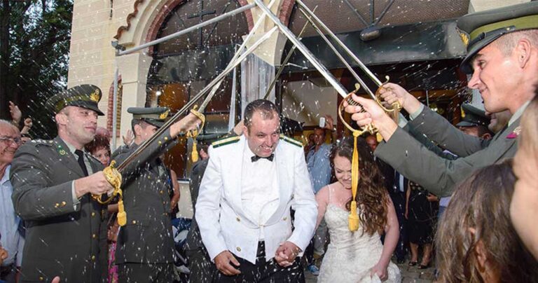 Μοναδικός στρατιωτικός γάμος στην Κοζάνη με σπαθιά και απίθανα καψόνια στον γαμπρό