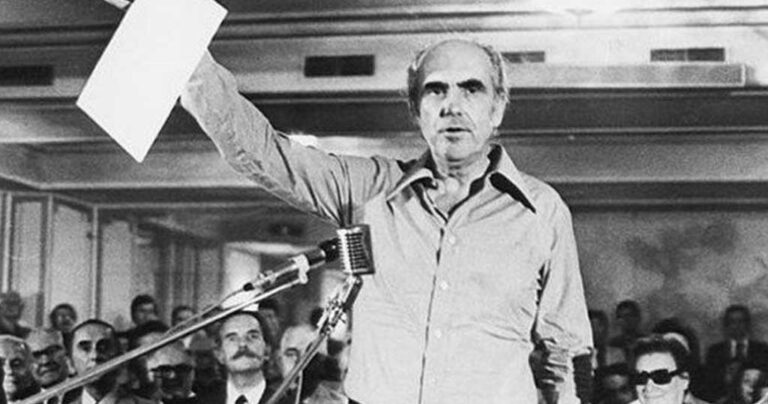 Τα 43 χρόνια του γιορτάζει το ΠΑΣΟΚ με σλόγκαν «Επιστροφή στο μέλλον της κεντροαριστεράς»