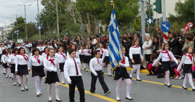 Το υπουργείο Παιδείας απαντά για την επιλογή σημαιοφόρων με κλήρωση