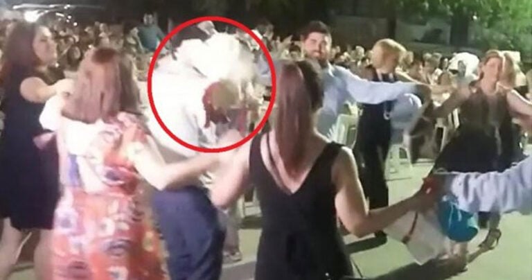 Σε γάμο στα Τρίκαλα χόρεψαν κρατώντας έναν ζωντανό κόκκορα ανάποδα