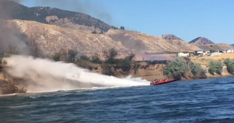 Ταχύπλοο σβήνει πυρκαγιά εκτοξεύοντας θεαματικές ρίψεις νερού