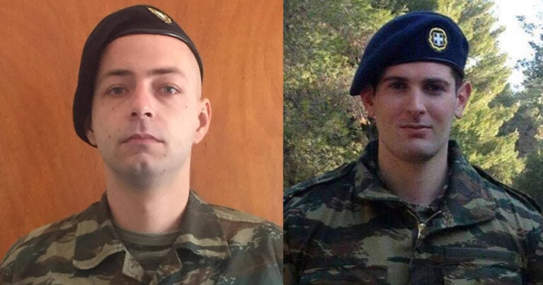 Δύο φαντάροι βρήκαν χαμένο πορτοφόλι το επέστρεψαν και βραβεύτηκαν