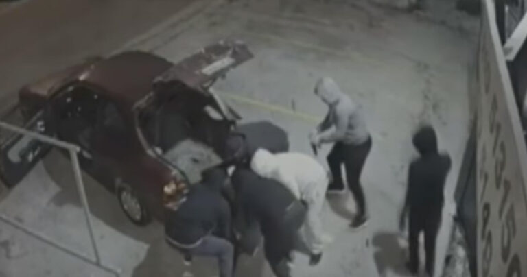 Αθήνα: Ληστές γκρεμίζουν με αμάξι την είσοδο μαγαζιού και αρπάζουν το χρηματοκιβώτιο