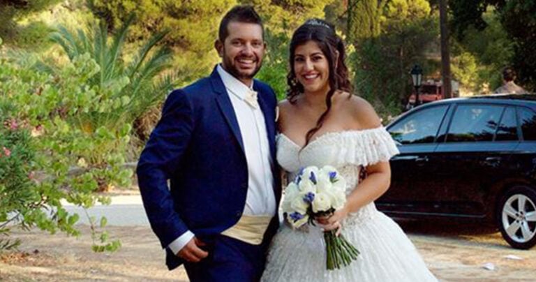 Κεφαλονιά: Νιόπαντροι έβγαλαν φωτογραφίες με αεροπλάνο πίσω τους να σβήνει φωτιά