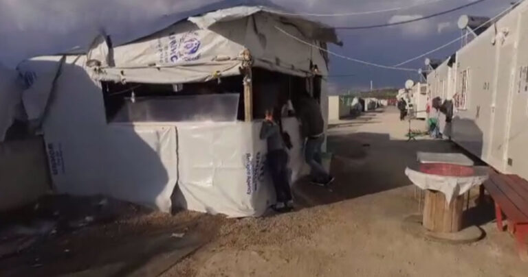 Πρόσφυγες ήρθαν στην Ελλάδα και άνοιξαν καντίνα με φαλάφελ σε καταυλισμό