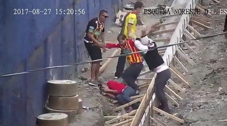Οπαδός συνθλίβει το κεφάλι αντιπάλου με μία μεγάλη πέτρα