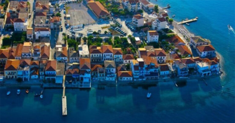 Το πανέμορφο παραθαλάσσιο χωριό της Ελλάδας που μοιάζει σα να επιπλέει στο νερό