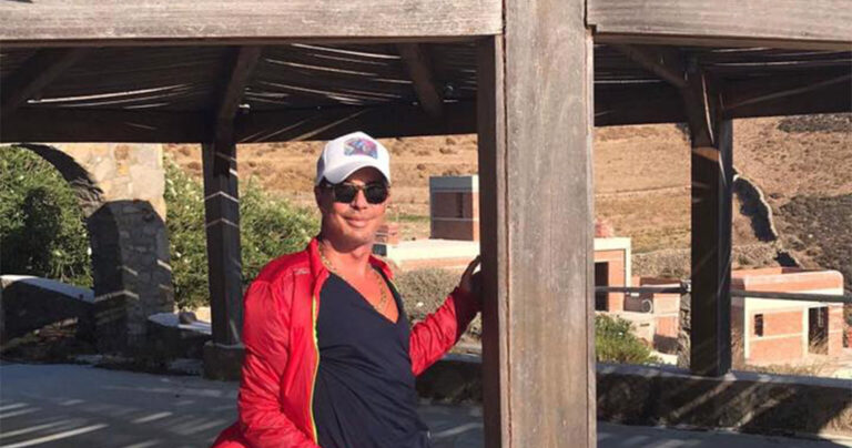 Ο Λάκης Γαβαλάς επισκέφτηκε την εγκαταλελειμμένη βίλα του στη Μύκονο