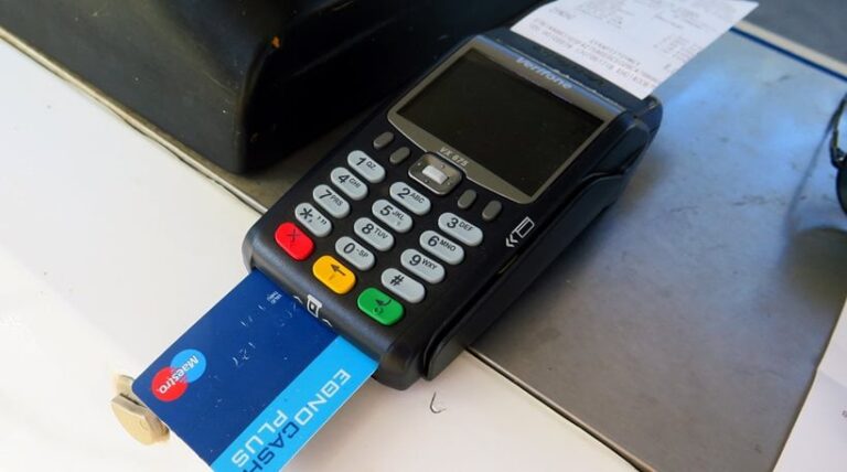 POS: Οι καταστηματάρχες κατεβάζουν την τιμή έως και 50% για να λάβουν μετρητά