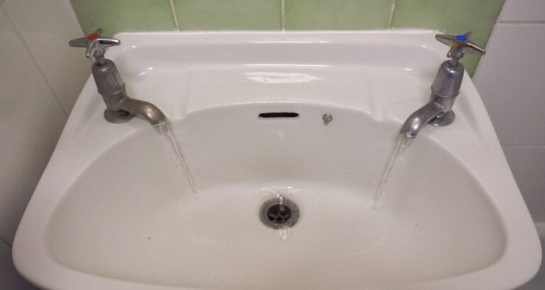 Ο σημαντικός λόγος που οι Βρετανοί έχουν μία βρύση για κρύο και μία για ζεστό νερό