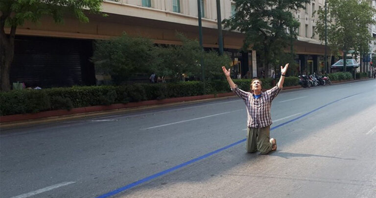 Θαύμα στην Πανεπιστημίου – Ο πολυσχιδής Άγγελος Παπαδημητρίου γονυπετής στον άδειο δρόμο