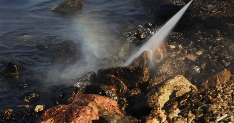 SOS από καθηγητή Τοξικολογίας: “Έγκυοι και ευπαθείς ομάδες μην πλησιάζουν καν στις μολυσμένες παραλίες”