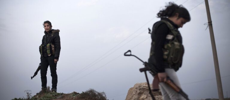 Κούρδοι αντάρτες περικυκλώνουν Τούρκους στρατιώτες και τους παίρνουν τα όπλα