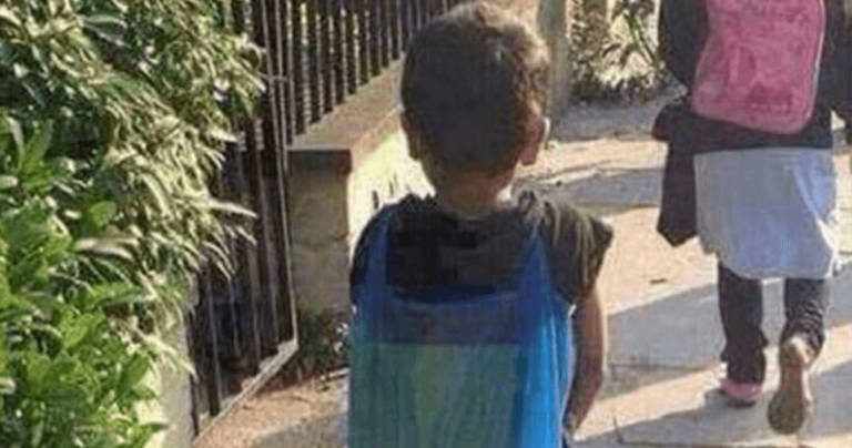 Παιδί που έχει πλαστική σακούλα για τσάντα έξω από σχολείο κάνει αίσθηση